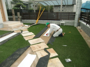 お庭管理　広島市　人工芝敷設　ジョイントテープ