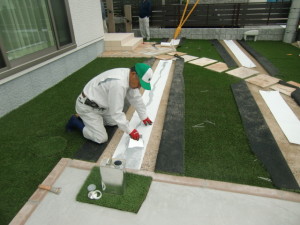 お庭管理　広島市　人工芝敷設　接着剤