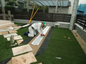 お庭管理　広島市　人工芝敷設　接着剤