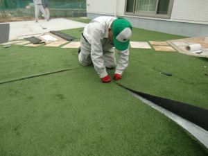 お庭管理　広島市　人工芝敷設　ジョイント部分